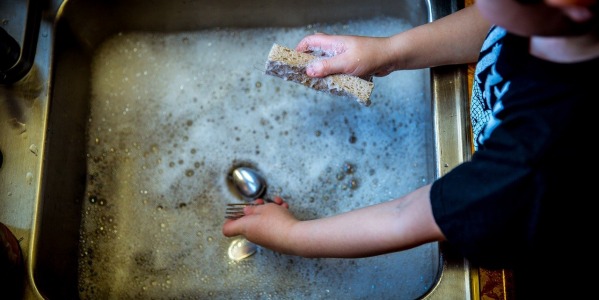 Comment faire sa vaisselle avec notre savon solide ? (et pourquoi ?)